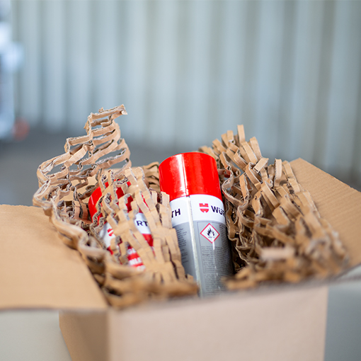 Mit Polstermatten verpackte Dosen