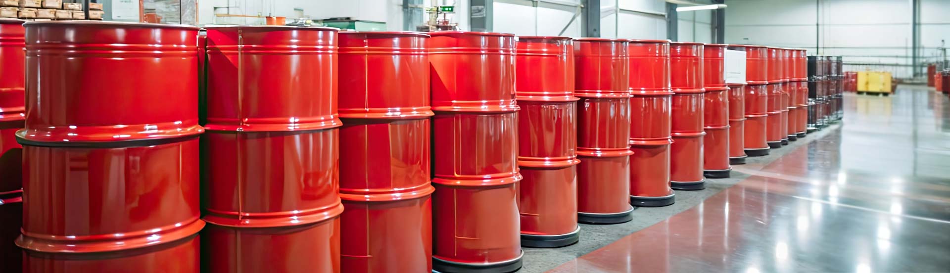 Lagerhalle mit roten Fässern