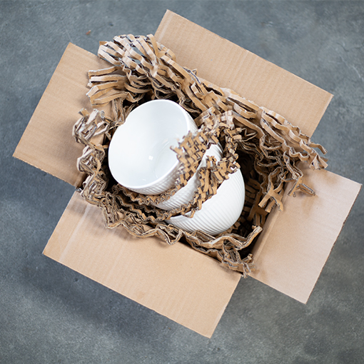 Mit Polstermatten verpackte Schüsseln