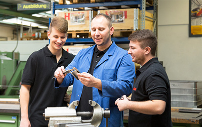 Ausbilder zeigt Azubis etwas