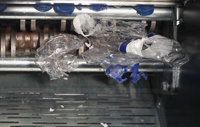 Entleeren von Getränkegebinden - PET, Getränkekartons, Dosen