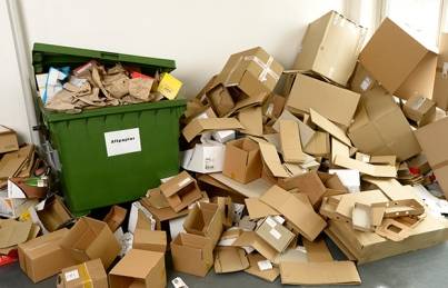 überfülltem Kartoncontainer